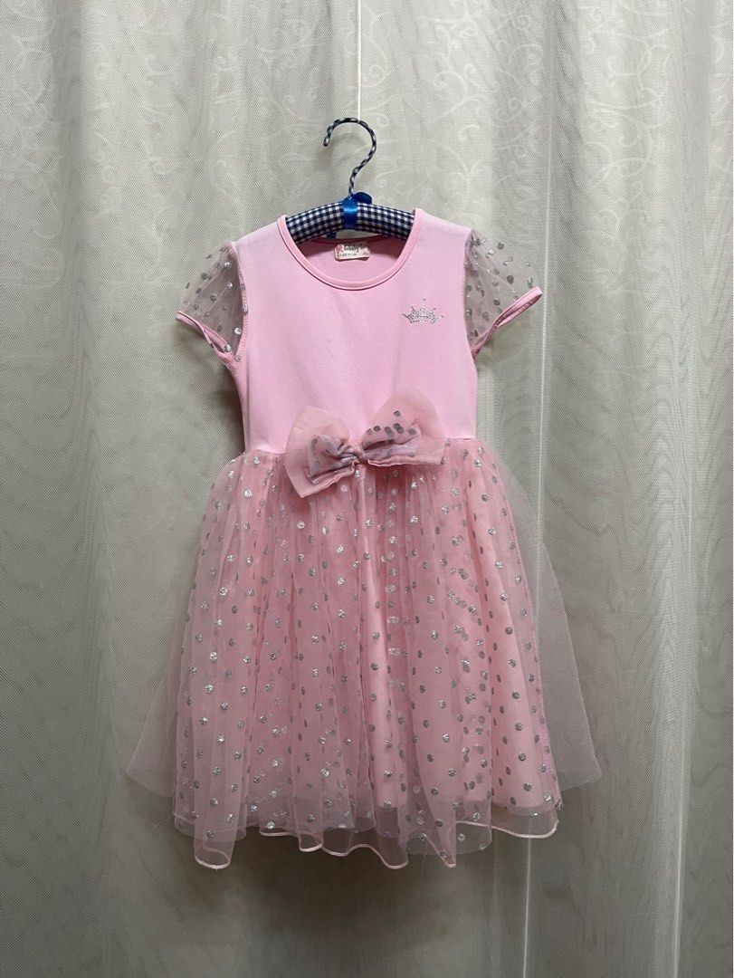 由 fifi_house. (刊登 ID 1370749323，圖片 1) 提交，位於 台中市 (Taichung) 的 童裝 Bebaby Girls 亮片點點網紗裙 蓬蓬公主裙小洋裝 連衣裙 13號 (類別：嬰兒及兒童流行時尚)，說明：✔13號 平量尺寸~肩寬: 27 胸圍: 28 全長: 64 (誤差1~3cm) ✔2層網紗+1層內裡。前面有染色/泛黃處(圖4) ❤️二手商品大多有正常使用痕跡，故便宜出清。完美主義者請勿下標⛔️ ❤️購買前請先確認尺寸，以免造成不便，售出不退! 謝謝~。