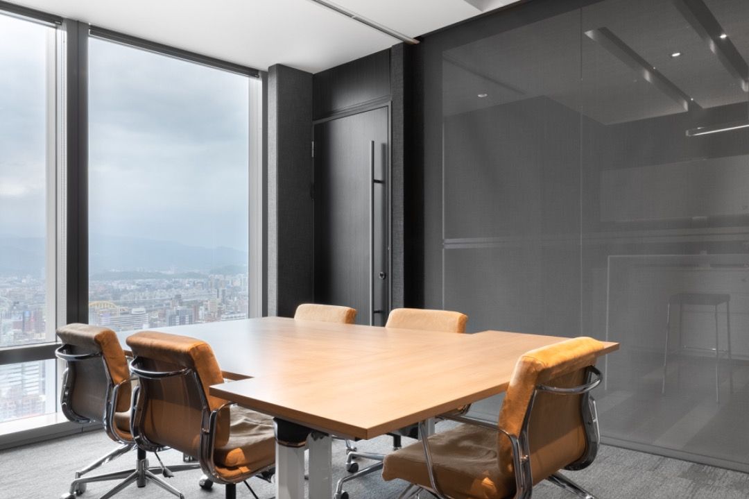 由 portalsas04449 (刊登 ID 1370625803，圖片 3) 提交，位於 台北市 (Taipei) 的 一價全包使用 Regus Landmark 的共享辦公空間 (類別：房屋出租)，說明：如需更多資訊及最終價格，請聯絡我們的團隊：+886287299272 加入雷格斯共享辦公空間會籍，隨時隨地隨心辦公。我們提供靈活自由的辦公選擇，適合各種辦公方式，價格由 TWD 3680 起。雷格斯辦公網絡遍佈全球，直接走到任何地點即可舒適辦公，無論租期長短，均能得心應手。 我們位於忠孝東路五段 68 號的現代化辦公空間，讓您在全球化的台北市拓展事業。這座高聳的建築是全台第八高，共有地面上 46 層樓，以及地面下 6 層樓。 時尚的大理石裝潢，加上現代照明，讓訪客在優雅的辦公空間內穿梭時，留下深刻的印象。附近有許多高級餐廳和時尚酒吧，下班後可以隨意選一間招待訪客。 雷格斯共享辦公空間會籍包括以下服務： • 您可攜同一位賓客，在共享辦公空間區域使用無需預留的辦公桌 • 使用遍及各地數