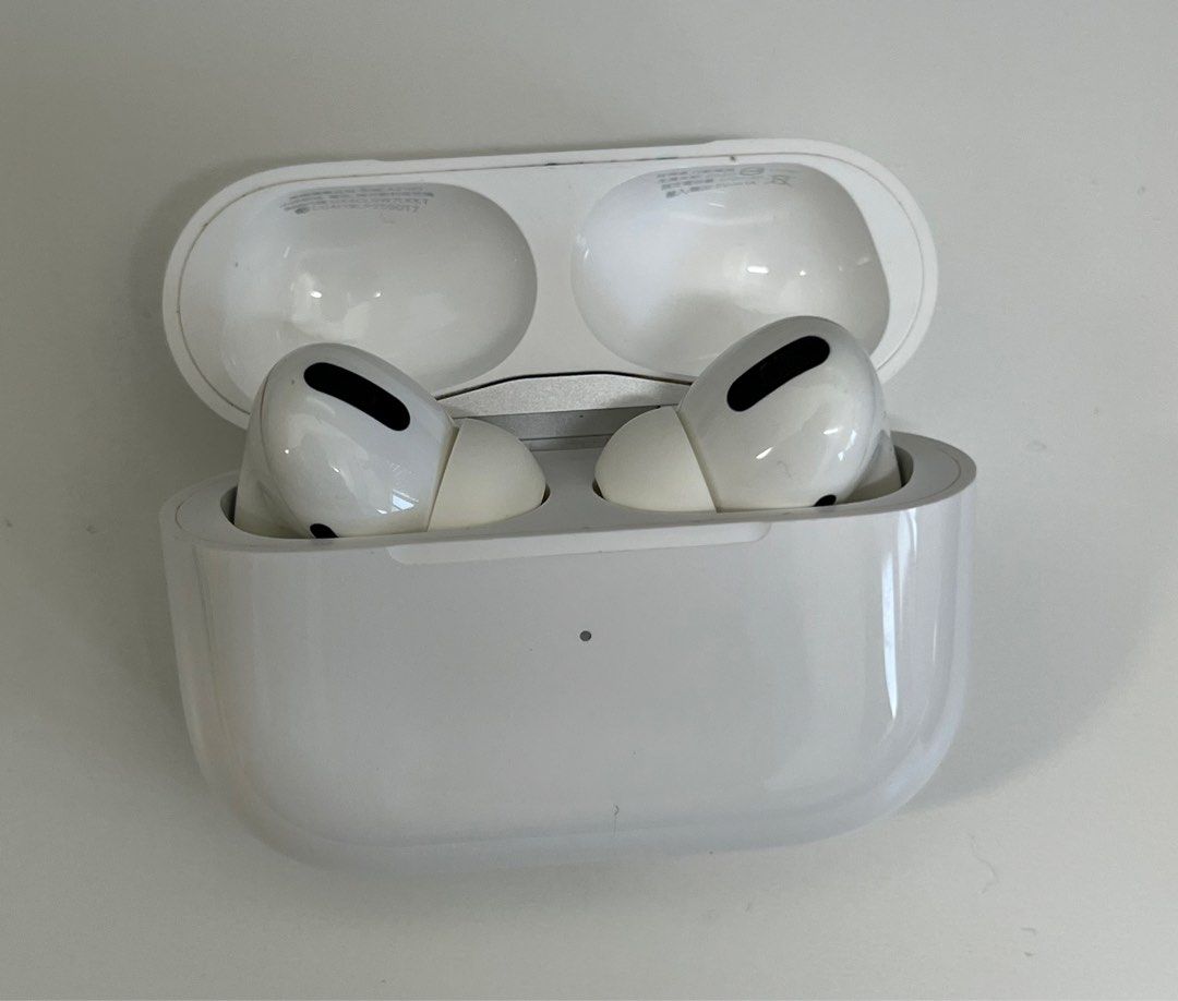 由 vilizziefine (刊登 ID 1370786160，圖片 1) 提交，位於 新北市 (New Taipei) 的 AirPods Pro (第1代） (類別：耳機)，說明：【出售】AirPods Pro (第1代） 附贈犀牛盾保護殼 【價格】NT$2,000 【物件狀況】 功能正常，已過保，有正常使用痕跡 附原盒(內含其他尺寸的耳塞)，無充電線，可自行準備Lightning充電或使用無線充電 【交易方式】僅接受面交 【交易地點】捷運永安市場站or橘線沿線 【備註】充電殼、耳機本體已使用酒精棉片消毒，耳塞亦清潔完畢，如需更換耳塞，原盒中也有未使用過的S、L號耳塞可供替換。