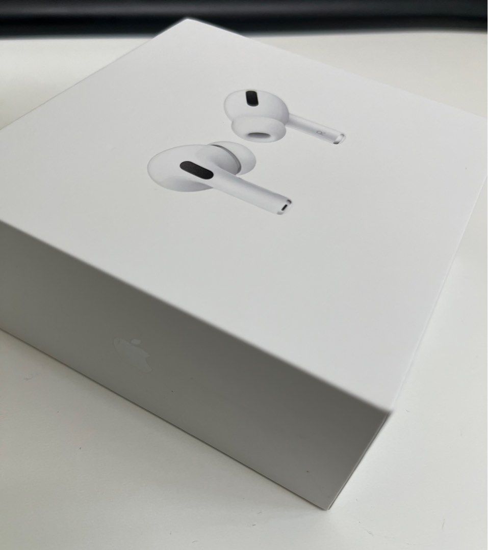 由 vilizziefine (刊登 ID 1370786160，圖片 3) 提交，位於 新北市 (New Taipei) 的 AirPods Pro (第1代） (類別：耳機)，說明：【出售】AirPods Pro (第1代） 附贈犀牛盾保護殼 【價格】NT$2,000 【物件狀況】 功能正常，已過保，有正常使用痕跡 附原盒(內含其他尺寸的耳塞)，無充電線，可自行準備Lightning充電或使用無線充電 【交易方式】僅接受面交 【交易地點】捷運永安市場站or橘線沿線 【備註】充電殼、耳機本體已使用酒精棉片消毒，耳塞亦清潔完畢，如需更換耳塞，原盒中也有未使用過的S、L號耳塞可供替換。