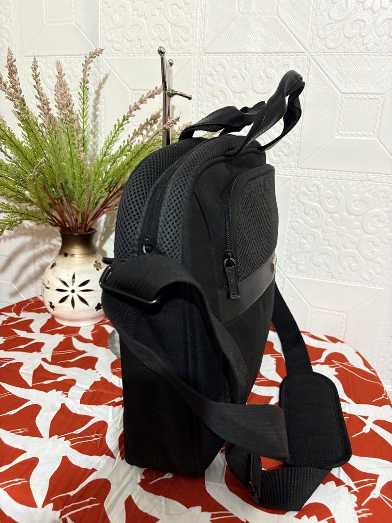 Asus Laptop Bag (Category: Laptop Bags & Sleeves) located in Legazpi City. Submitted by wearablefinds (Listing ID 1370726567, Image 3). Description: Like new No flaws 16x12x2.5” Leather and canvas material Zipper closure With plenty of compartments Light weight Excellent quality Kindly swipe left for more photos.