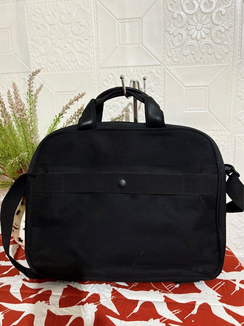 Asus Laptop Bag (Category: Laptop Bags & Sleeves) located in Legazpi City. Submitted by wearablefinds (Listing ID 1370726567, Image 2). Description: Like new No flaws 16x12x2.5” Leather and canvas material Zipper closure With plenty of compartments Light weight Excellent quality Kindly swipe left for more photos.