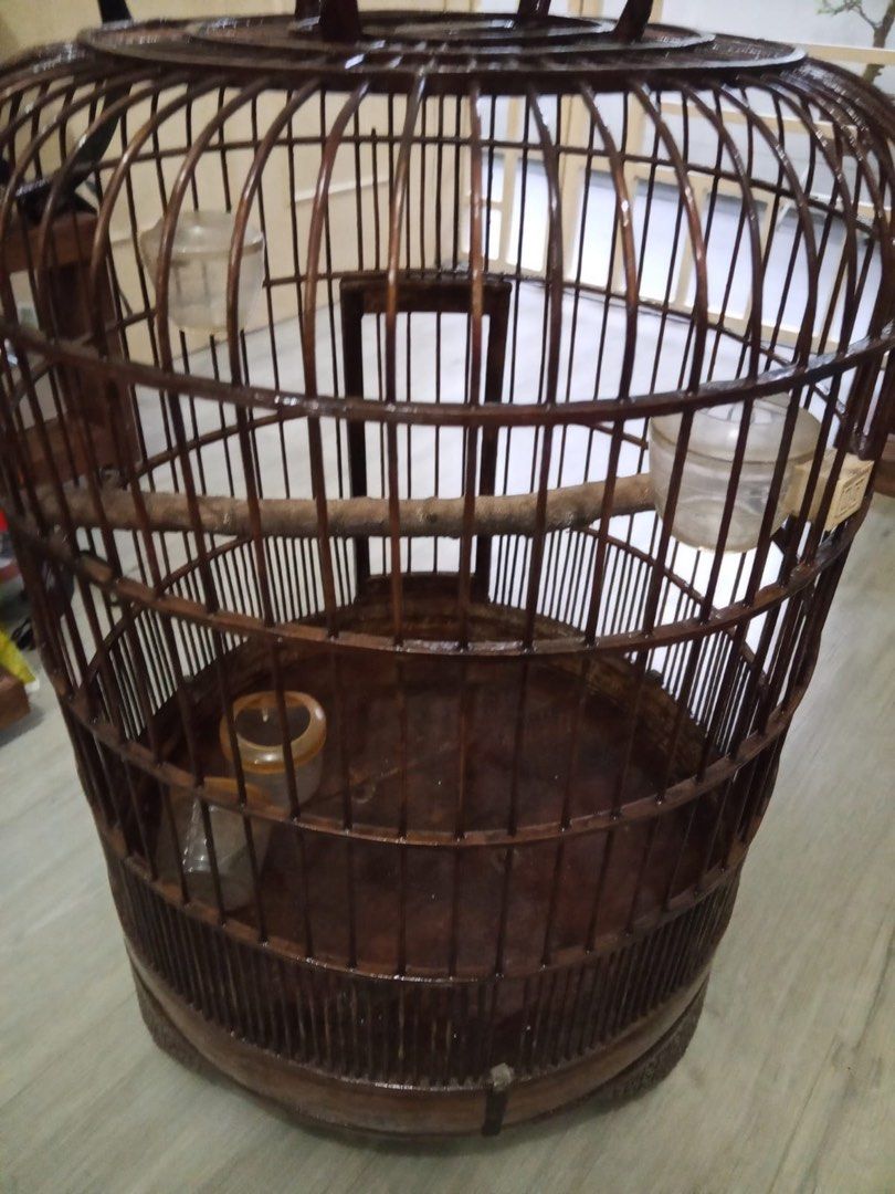 Bird cage (Category: Homes & Other Pet Accessories) located in Singapore. Submitted by sgvulcan (Listing ID 1370671785, Image 2). Description: Take note there is 2 stick been broken before as shown at the last picture, been fixed.
