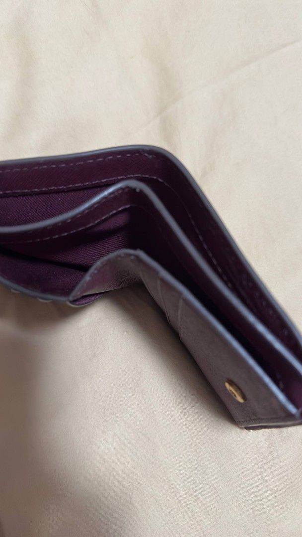 Compact wallet (Category: Luxury Bags & Wallets) located in Pasig City. Submitted by enviqueen_shop (Listing ID 1370769272, Image 3). Description: Authentic Tory Burch Wallet ▪️Preloved but with minimal signs of use ▪️compact ▪️Color Maroon ▪️6 card slots ▪️Coin compartment ▪️2 bill compartment.