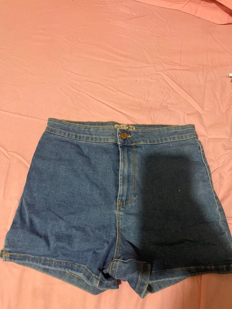 Denim Co highwaist short 🌼 (Category: Shorts) located in Marikina City. Submitted by calimagsofia (Listing ID 1370714529, Image 1). Description: Diko pa nasusuot. Sinukat ko lang super ganda ng fit niya, diko na nasuot hanggang sa tumaba nako 😄 Size Medium Please don’t ask na po about sa sukat/inches ng waist size. Wala po akong medida. .