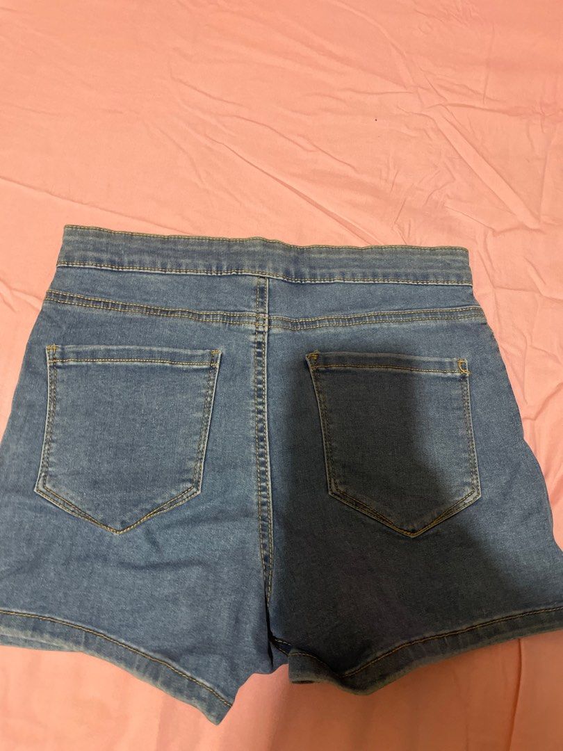 Denim Co highwaist short 🌼 (Category: Shorts) located in Marikina City. Submitted by calimagsofia (Listing ID 1370714529, Image 3). Description: Diko pa nasusuot. Sinukat ko lang super ganda ng fit niya, diko na nasuot hanggang sa tumaba nako 😄 Size Medium Please don’t ask na po about sa sukat/inches ng waist size. Wala po akong medida. .
