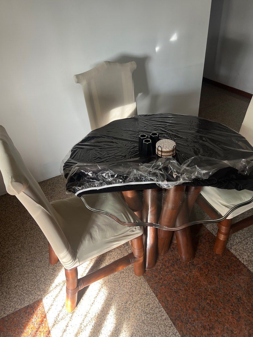 Dining Table Set (Category: Tables & Sets) located in Singapore. Submitted by dannythecreator (Listing ID 1370703165, Image 2). Description: no low ballers.