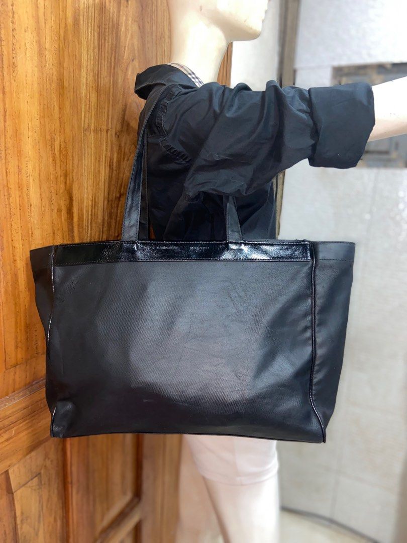 Essentials (Category: Luxury Bags & Wallets) located in Mati. Submitted by michjake1009 (Listing ID 1370751432, Image 3). Description: In very good condition.