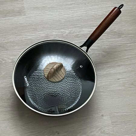 Flat-Bottom Iron Wok + Glass Lid – 28cm