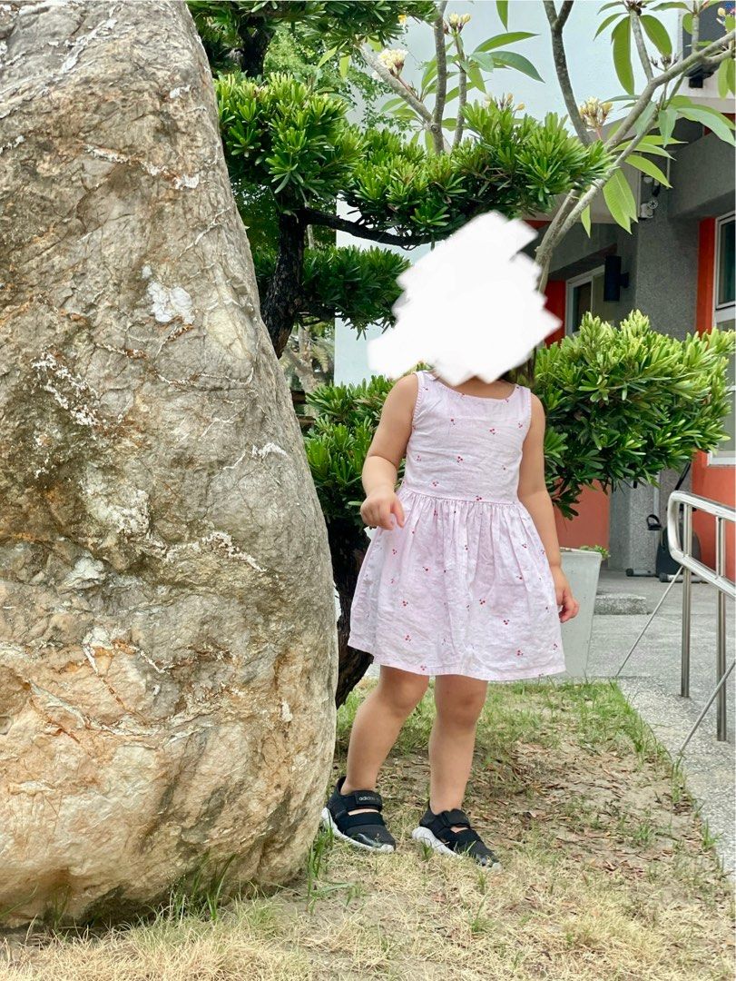 由 heycomeon (刊登 ID 1370772638，圖片 2) 提交，位於 台南市 (Tainan) 的 Free免費贈送歡迎下單，嫩粉色小櫻桃洋裝女寶女童童裝 (類別：嬰兒及兒童流行時尚)，說明：很可愛的小洋裝，不小心被染色了⋯😖 請參考圖三圖四，歡迎魔法巧手媽咪帶走～ 二手恩典牌禮物🎁多多少少難免有使用痕跡、起毛球、脫線、奶漬、污點⋯⋯等等NG，圖片皆為實拍照，可接受歡迎下單。 ☑️免費商品有需要可取多樣，以旋轉拍賣平台下單。。