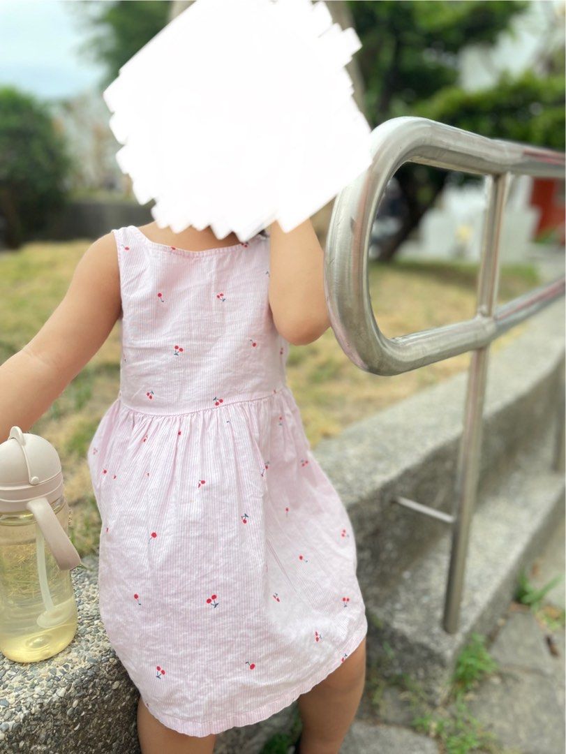 由 heycomeon (刊登 ID 1370772638，圖片 1) 提交，位於 台南市 (Tainan) 的 Free免費贈送歡迎下單，嫩粉色小櫻桃洋裝女寶女童童裝 (類別：嬰兒及兒童流行時尚)，說明：很可愛的小洋裝，不小心被染色了⋯😖 請參考圖三圖四，歡迎魔法巧手媽咪帶走～ 二手恩典牌禮物🎁多多少少難免有使用痕跡、起毛球、脫線、奶漬、污點⋯⋯等等NG，圖片皆為實拍照，可接受歡迎下單。 ☑️免費商品有需要可取多樣，以旋轉拍賣平台下單。。