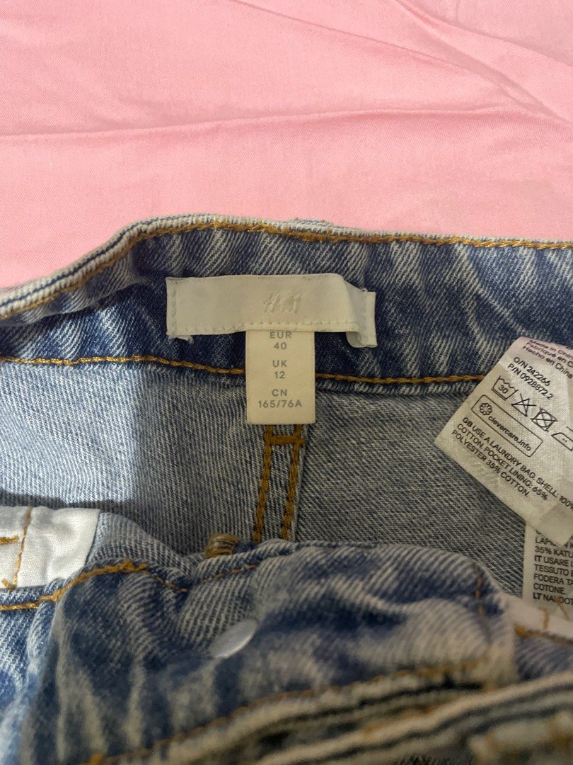 H&M Highwaist short ❤️ (Category: Shorts) located in Marikina City. Submitted by calimagsofia (Listing ID 1370713216, Image 2). Description: Size Large pero best fit sa medium Please don’t ask na po about sa sukat/inches ng waist size. Wala po akong medida. .