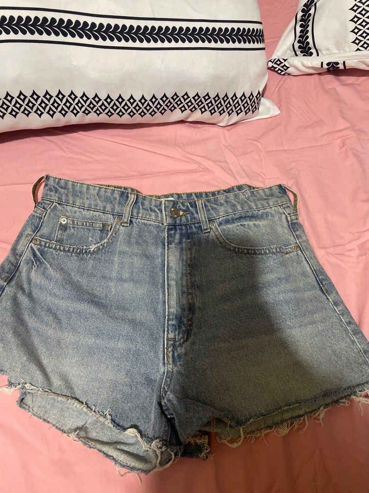 H&M Highwaist short ❤️ (Category: Shorts) located in Marikina City. Submitted by calimagsofia (Listing ID 1370713216, Image 1). Description: Size Large pero best fit sa medium Please don’t ask na po about sa sukat/inches ng waist size. Wala po akong medida. .