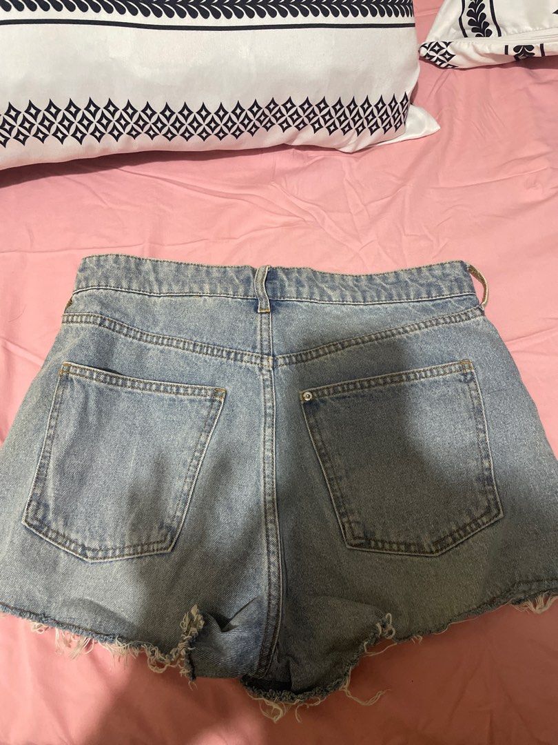 H&M Highwaist short ❤️ (Category: Shorts) located in Marikina City. Submitted by calimagsofia (Listing ID 1370713216, Image 3). Description: Size Large pero best fit sa medium Please don’t ask na po about sa sukat/inches ng waist size. Wala po akong medida. .