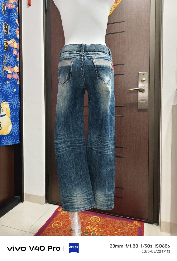 由 r22127534438494 (刊登 ID 1370749191，圖片 3) 提交，位於 台南市 (Tainan) 的 贈品🎁J*J DENIM 大童刷白牛仔長褲 (類別：嬰兒及兒童流行時尚)，說明：❤️購物滿百贈送一件， 💕滿300再選一件， 累贈僅限二手衣褲 喜歡請直接出價，贈品隨貨寄 尺吋：15 號 腰圍：35cm 褲長：85cm 大女孩XS 尺吋也可以穿。