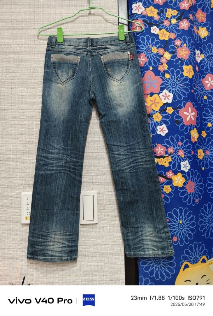 由 r22127534438494 (刊登 ID 1370749191，圖片 1) 提交，位於 台南市 (Tainan) 的 贈品🎁J*J DENIM 大童刷白牛仔長褲 (類別：嬰兒及兒童流行時尚)，說明：❤️購物滿百贈送一件， 💕滿300再選一件， 累贈僅限二手衣褲 喜歡請直接出價，贈品隨貨寄 尺吋：15 號 腰圍：35cm 褲長：85cm 大女孩XS 尺吋也可以穿。