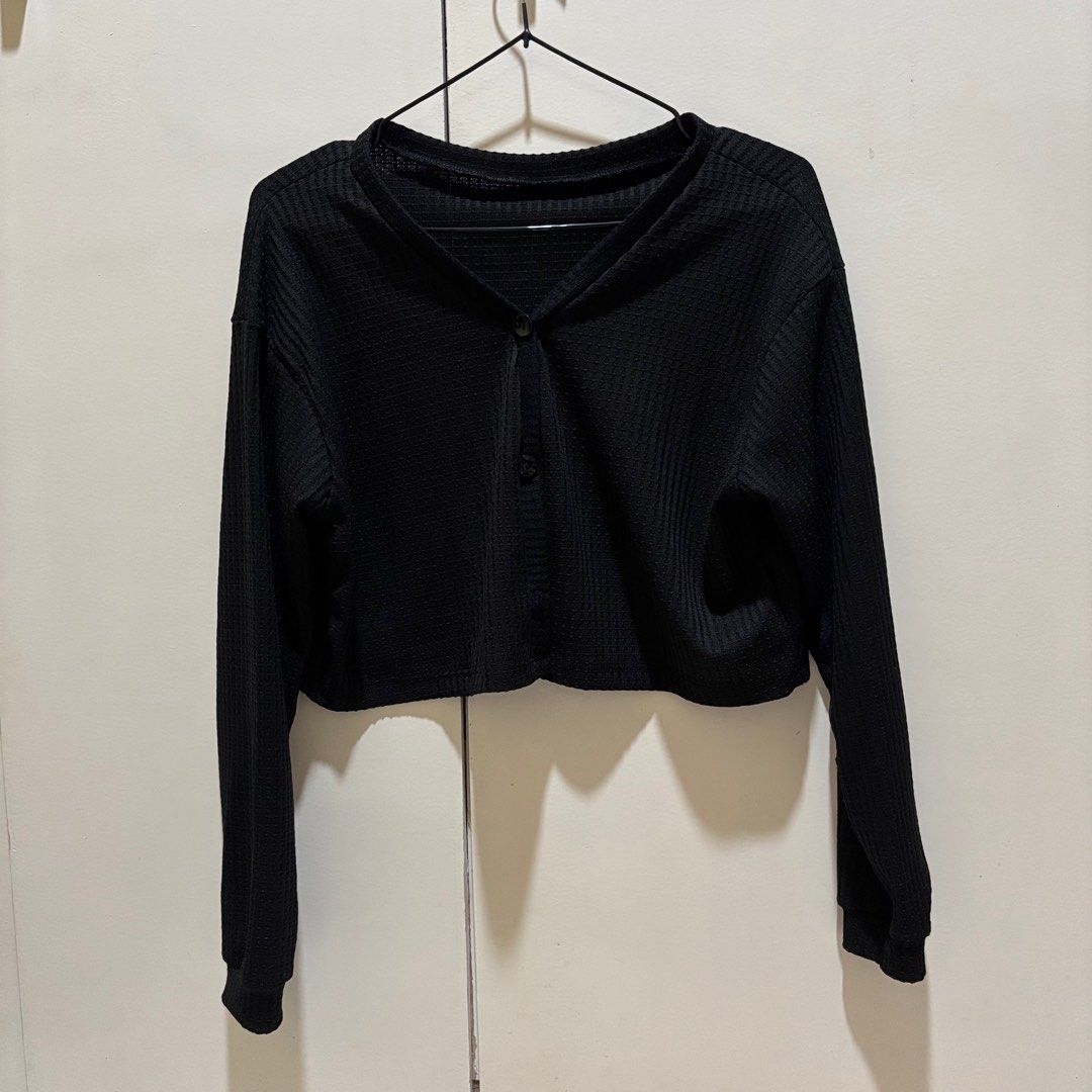 Longsleeves (Category: Longsleeves) located in Rizal. Submitted by declutteredthingz (Listing ID 1370657519, Image 3). Description: h&m cropped hoodie- 250 shein black cardigan- 150 black cardigan-100 disney hoodie- 300 MOP: Gcash.