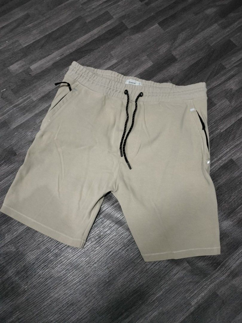 Mens Bermuda shorts pull & bear (Category: Shorts) located in Manila. Submitted by cyn.declutters (Listing ID 1370766161, Image 1). Description: size large 34 used but NOT abused loc Cainta.