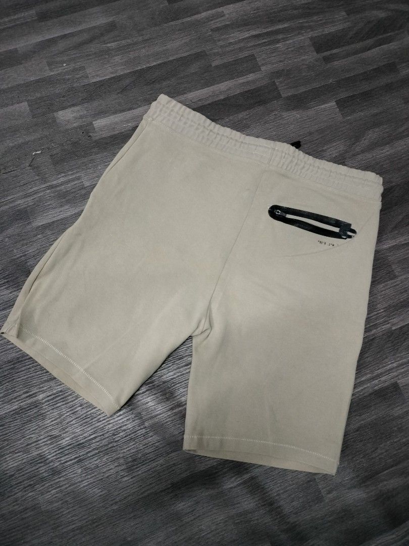 Mens Bermuda shorts pull & bear (Category: Shorts) located in Manila. Submitted by cyn.declutters (Listing ID 1370766161, Image 3). Description: size large 34 used but NOT abused loc Cainta.