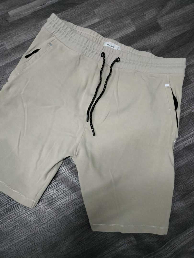 Mens Bermuda shorts pull & bear (Category: Shorts) located in Manila. Submitted by cyn.declutters (Listing ID 1370766161, Image 2). Description: size large 34 used but NOT abused loc Cainta.