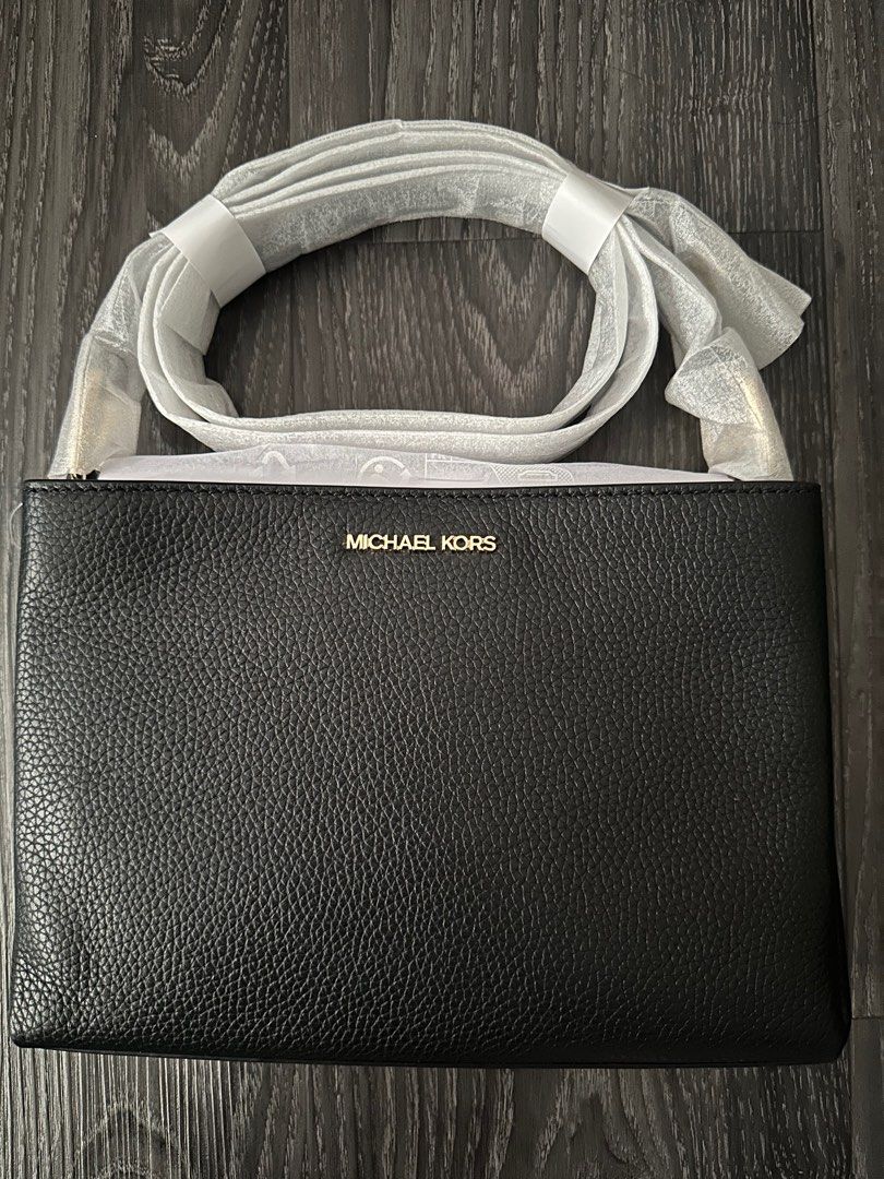 Michael Kors Trisha Medium Pebbled Leather Crossbody Bag (Category: Bags & Wallets) located in Singapore. Submitted by cindy76 (Listing ID 1370620668, Image 1). Description: Brand new with tag Collect from 733681 Low ballers will be ignored.