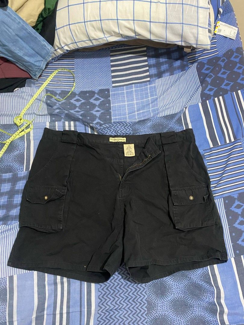 Munsingwear Cargo Shorts (Category: Shorts) located in Quezon City. Submitted by turpentinechaser (Listing ID 1370776138, Image 1). Description: 44 waist, very good condition.