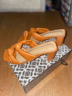 PARISIAN HEELED SANDALS
