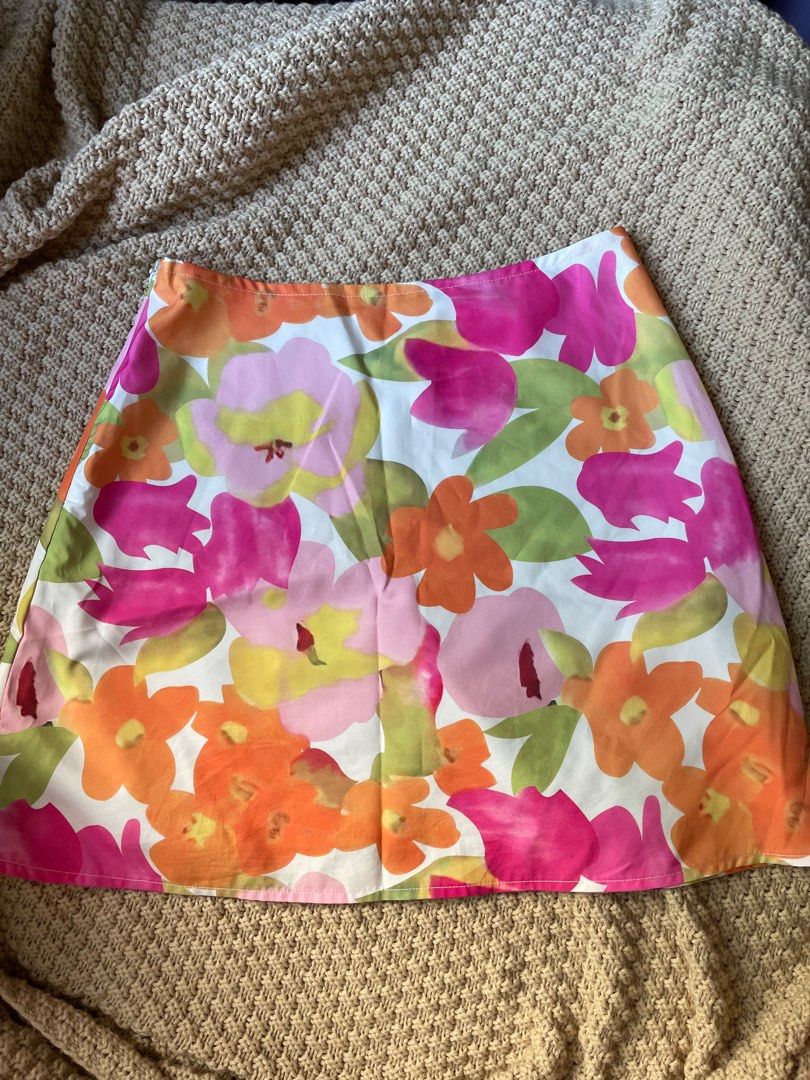 Pink Floral Skirt (Category: Skirts) located in Las Pinas. Submitted by haechie00 (Listing ID 1370693969, Image 1). Description: - from shein - size small - 26in waist - not stretchy - no undershort - hidden zipper at the side .