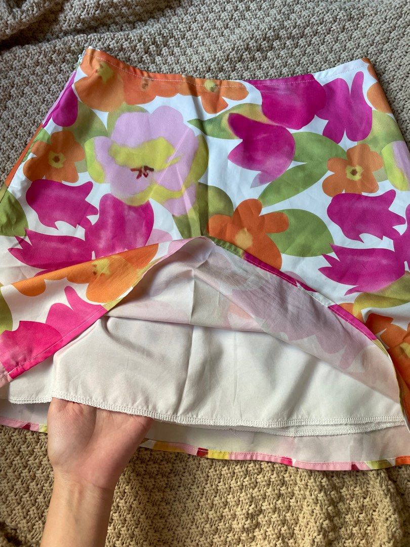 Pink Floral Skirt (Category: Skirts) located in Las Pinas. Submitted by haechie00 (Listing ID 1370693969, Image 2). Description: - from shein - size small - 26in waist - not stretchy - no undershort - hidden zipper at the side .
