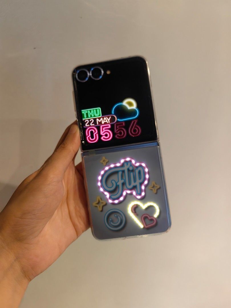 Samsung galaxy Z Flip 6 (Category: Samsung) located in Del Monte. Submitted by loveko_77 (Listing ID 1347471516, Image 1). Description: SAMSUNG GALAXY Z FLIP 6 2024 Openline Barely used 12/256gb Blue no box unit only pwede sa maarte pass sa tumatawad na wala sa lugar no other issue mura na yan.