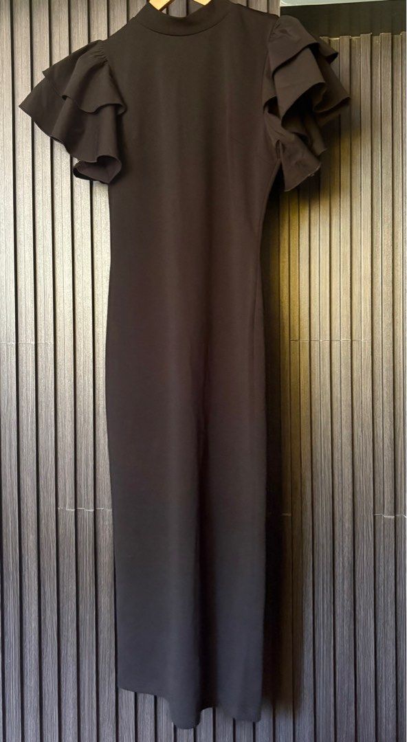 SHEIN Puff Sleeves Long Dress (Category: Dresses) located in Manila. Submitted by yvnnchy (Listing ID 1370683104, Image 1). Description: Length: 47 inches Width: 17 inches.