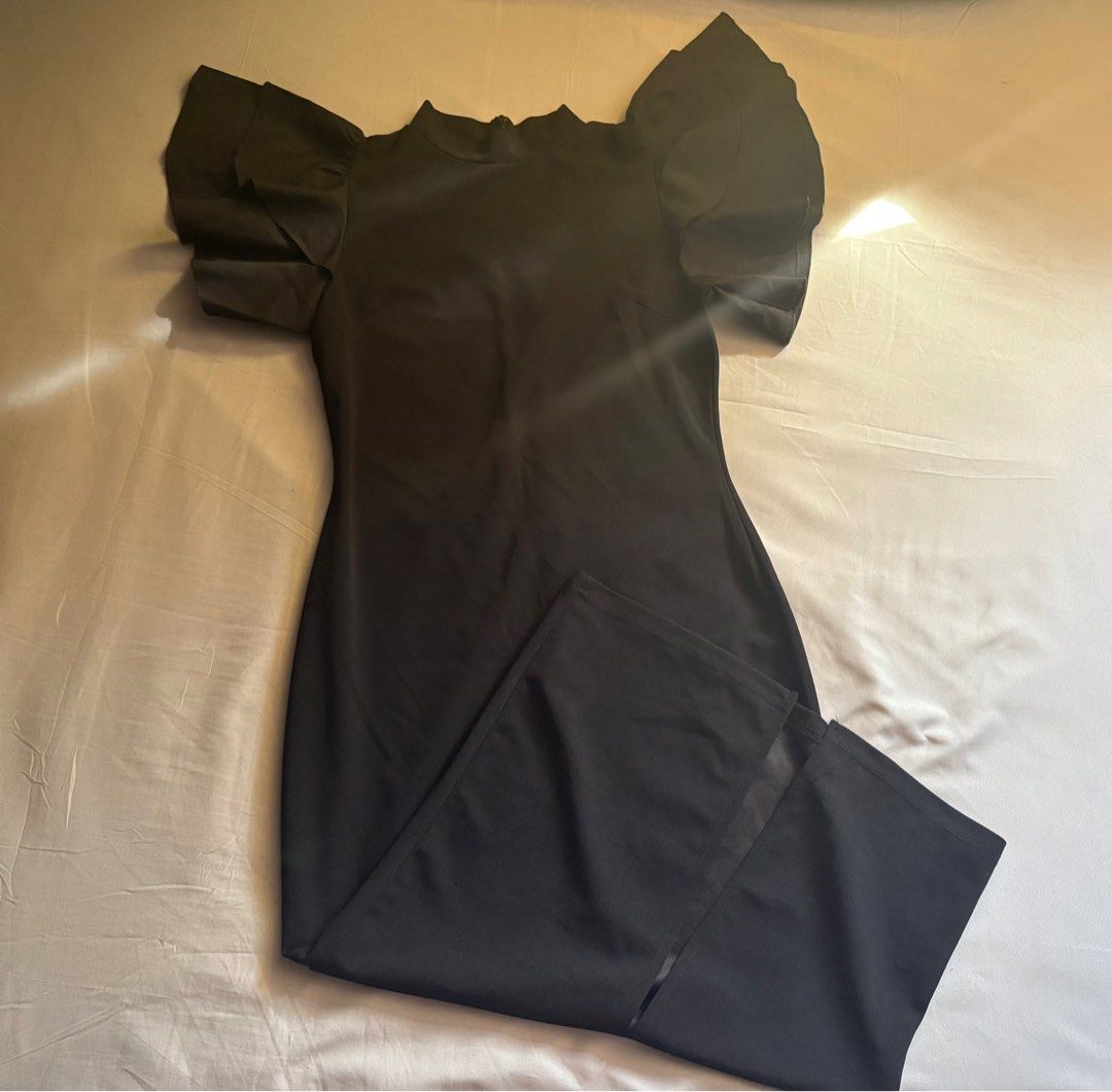 SHEIN Puff Sleeves Long Dress (Category: Dresses) located in Manila. Submitted by yvnnchy (Listing ID 1370683104, Image 3). Description: Length: 47 inches Width: 17 inches.