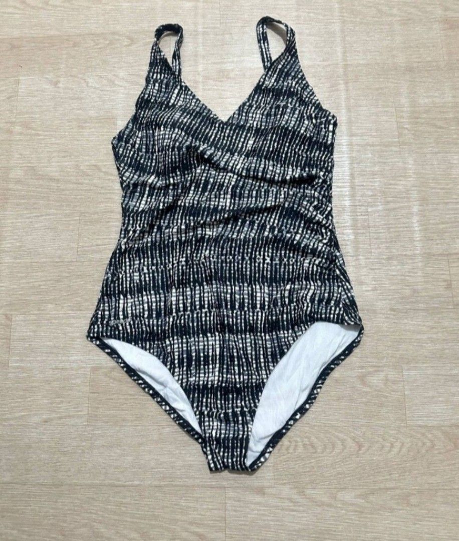Speedo onepiece swimsuit (Category: Bikinis & Swimsuits) located in Lucena. Submitted by tintin0607 (Listing ID 1370736784, Image 1). Description: .