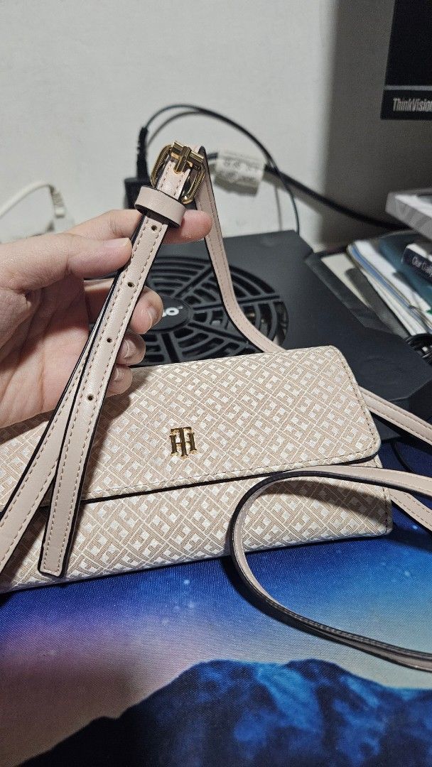 Tommy Hilfiger Phone wallet crossbody (Category: Wallets & Card holders) located in Valenzuela. Submitted by empot08 (Listing ID 1370772829, Image 3). Description: 100% OG flaw at the last picture - but barely noticeable still in good shape - color may vary in picture, looks dirty but its guaranteed clean.