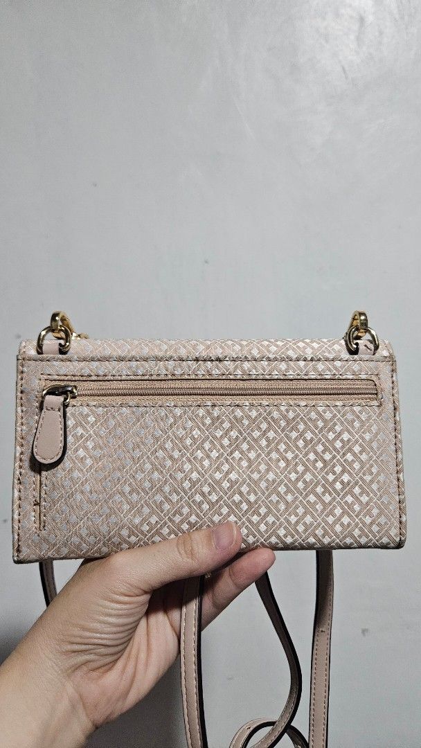 Tommy Hilfiger Phone wallet crossbody (Category: Wallets & Card holders) located in Valenzuela. Submitted by empot08 (Listing ID 1370772829, Image 2). Description: 100% OG flaw at the last picture - but barely noticeable still in good shape - color may vary in picture, looks dirty but its guaranteed clean.