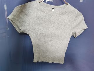 Uniqlo Grey Crop Top short sleeve top63016495486595110