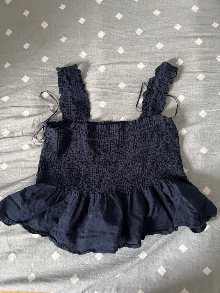 UNIQLO navy blue sleeveless top (Category: Sleeveless) located in Manila. Submitted by datclub (Listing ID 1370635682, Image 1). Description: RFS: Di na kasya sakin huhu. SUPER GANDA HAYS.