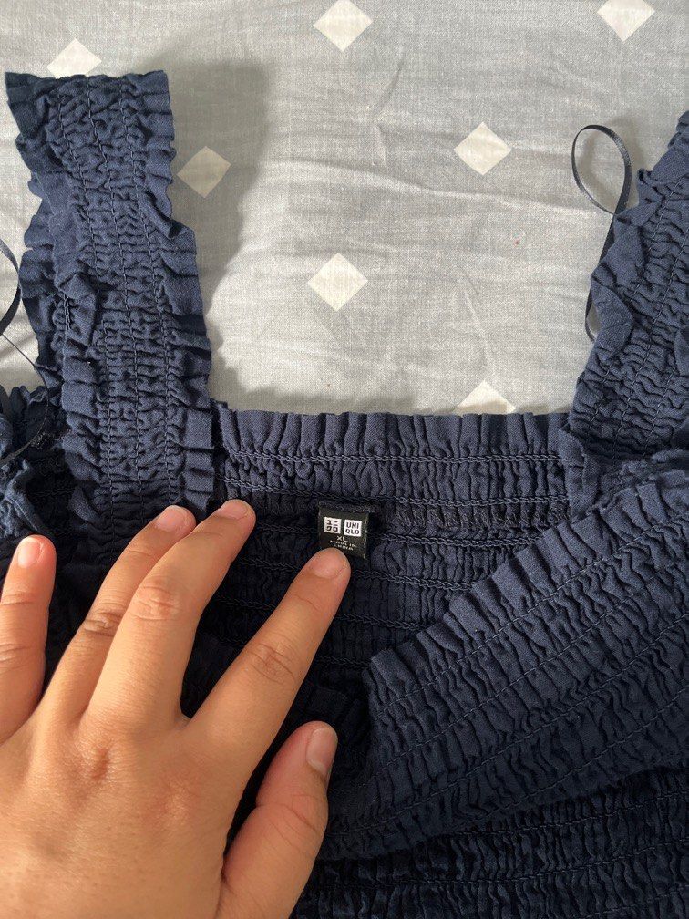 UNIQLO navy blue sleeveless top (Category: Sleeveless) located in Manila. Submitted by datclub (Listing ID 1370635682, Image 2). Description: RFS: Di na kasya sakin huhu. SUPER GANDA HAYS.