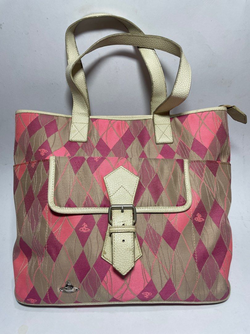 Vivienne WestWood Shoulder Bag (Category: Luxury Bags & Wallets) located in Manila. Submitted by watdahek (Listing ID 1370655697, Image 1). Description: Good Condition Sign of Usage Need Cleaning.