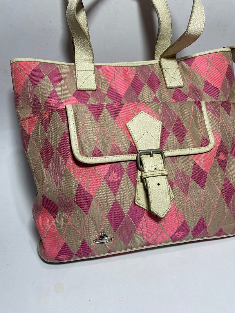 Vivienne WestWood Shoulder Bag (Category: Luxury Bags & Wallets) located in Manila. Submitted by watdahek (Listing ID 1370655697, Image 2). Description: Good Condition Sign of Usage Need Cleaning.