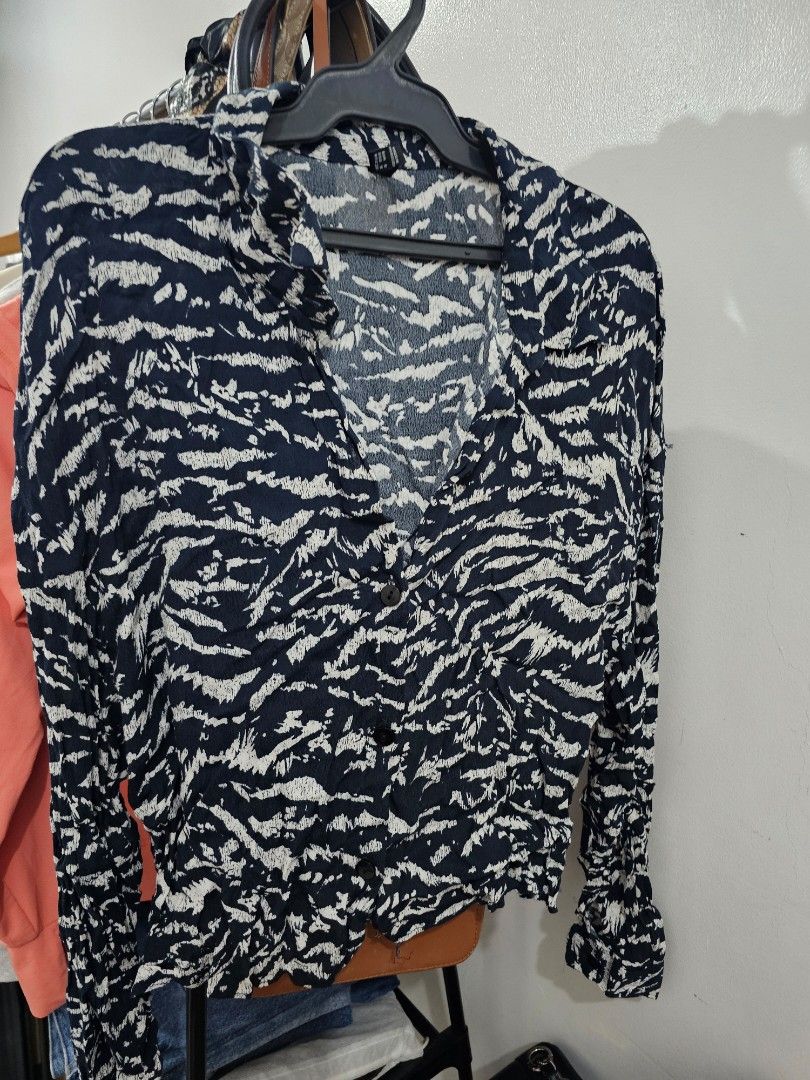 Zara long sleeves (Category: Longsleeves) located in Makati City. Submitted by kathsclosetdeclutter (Listing ID 1370767594, Image 1). Description: no WW. in presentable condition.