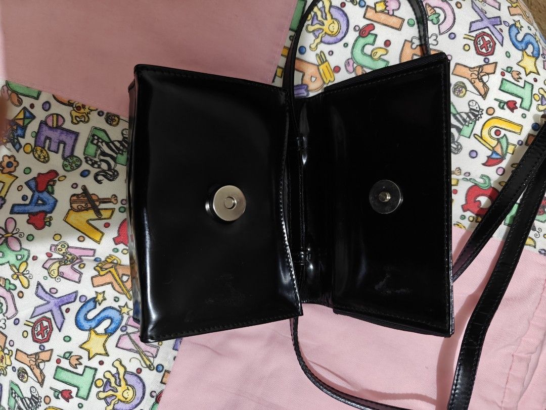 100%Authentic Super Cute MiNi Salvatore Ferragamo Patent Leather SlingBag Crossbody Vera/Ribbon Enamel Black Snap button POCHETTE,DimensionsH10cm L13cm W5cm Some white spots on the bag Which are the reflection of the camera light.It's in good condition (Category: Bags & Wallets) located in Singapore. Submitted by everygoodsgoodgoodauthentic (Listing ID 1370935833, Image 3). Description: Get Free Brand New Hat🤠 👉🏻There are no more photos and vi