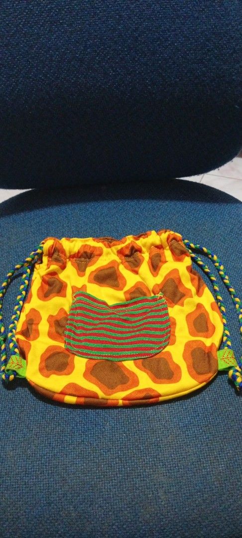 23-23cm small giraffe string bagpack for kids (Category: Diaper Bags & Wetbags) located in Echague. Submitted by manikaisabelavarietyshop (Listing ID 1370922218, Image 2). Description: 23-23cm small giraffe string bagpack for kids.
