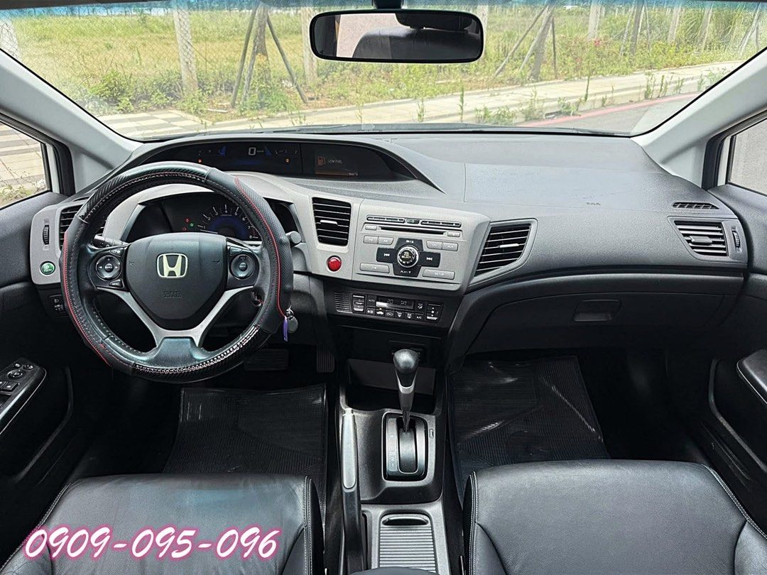 由 shiuancar (刊登 ID 1370876518，圖片 3) 提交，位於 新北市 (New Taipei) 的 【 只需1X萬的代步車 】2013年 本田 喜美九代 K14 白 1.8 (類別：汽車出售)，說明：【 只需1X萬的代步車 】2013年 本田 喜美九代 K14 白 1.8 用最便宜的價格 買最划算的配備 最好的車況 1800cc只需要1.6的稅金 ✅ 提供客制化改裝 讓你用比別人便宜的價格買到比別人更帥氣的車車 誰說買車一定要有頭款 這台就可以⭕️全額貸 ⚠️ 不論你是有資金需求 還是原車被扣牌需要代步車 小喬都挺你！！ 一台車的買賣 一輩子的朋友專線☎️：0909-095-096 小喬 LINE ID：shiuan1 #買房找小巢買車找小喬 🍀 #車子有喜歡價格我幫你。