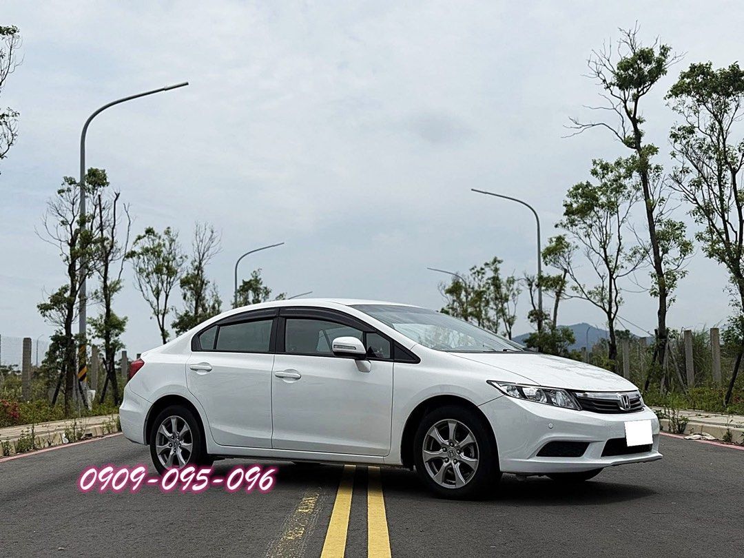 由 shiuancar (刊登 ID 1370876518，圖片 2) 提交，位於 新北市 (New Taipei) 的 【 只需1X萬的代步車 】2013年 本田 喜美九代 K14 白 1.8 (類別：汽車出售)，說明：【 只需1X萬的代步車 】2013年 本田 喜美九代 K14 白 1.8 用最便宜的價格 買最划算的配備 最好的車況 1800cc只需要1.6的稅金 ✅ 提供客制化改裝 讓你用比別人便宜的價格買到比別人更帥氣的車車 誰說買車一定要有頭款 這台就可以⭕️全額貸 ⚠️ 不論你是有資金需求 還是原車被扣牌需要代步車 小喬都挺你！！ 一台車的買賣 一輩子的朋友專線☎️：0909-095-096 小喬 LINE ID：shiuan1 #買房找小巢買車找小喬 🍀 #車子有喜歡價格我幫你。