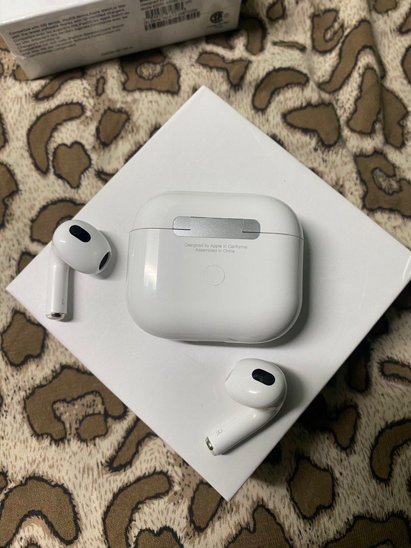 Airpods 3rd generation (Category: Earphones) located in Manila. Submitted by dimple162 (Listing ID 1370923131, Image 2). Description: Airpods gen 3 BNEW AND SEALED SERIAL NUMBER SEARCHABLE CAN USE 5to6 hours GOOD QUALITY ORIGINAL AUTO CONNECT TO IOS PICK UP| LALAMOVE| JNT MOP: gcash |bank .
