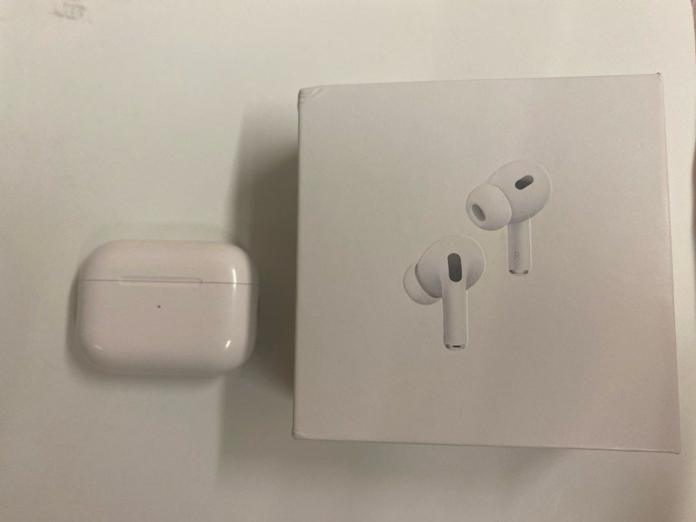 Airpods Pro (Category: Earphones) located in Singapore. Submitted by esx05c (Listing ID 1370940196, Image 1). Description: got as a gift, couldn’t get used to the pressure in my ears only used a few times meetups and payment by cash only dm me on tele @/greenteachickenrice as i cannot reply on carousell.