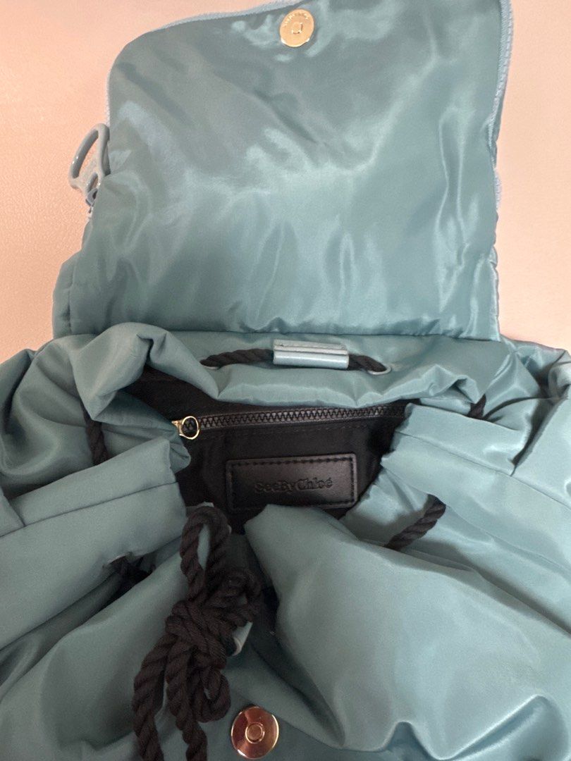 Backpack （分類：手袋及銀包）位於 Hong Kong。 由 limlim712 提交（商品編號 1370855250，圖片 3）。簡介： 全新Chloe 淺藍綠色背囊 多格容量大H33cmxw 30 cm x bottom 18cm。
