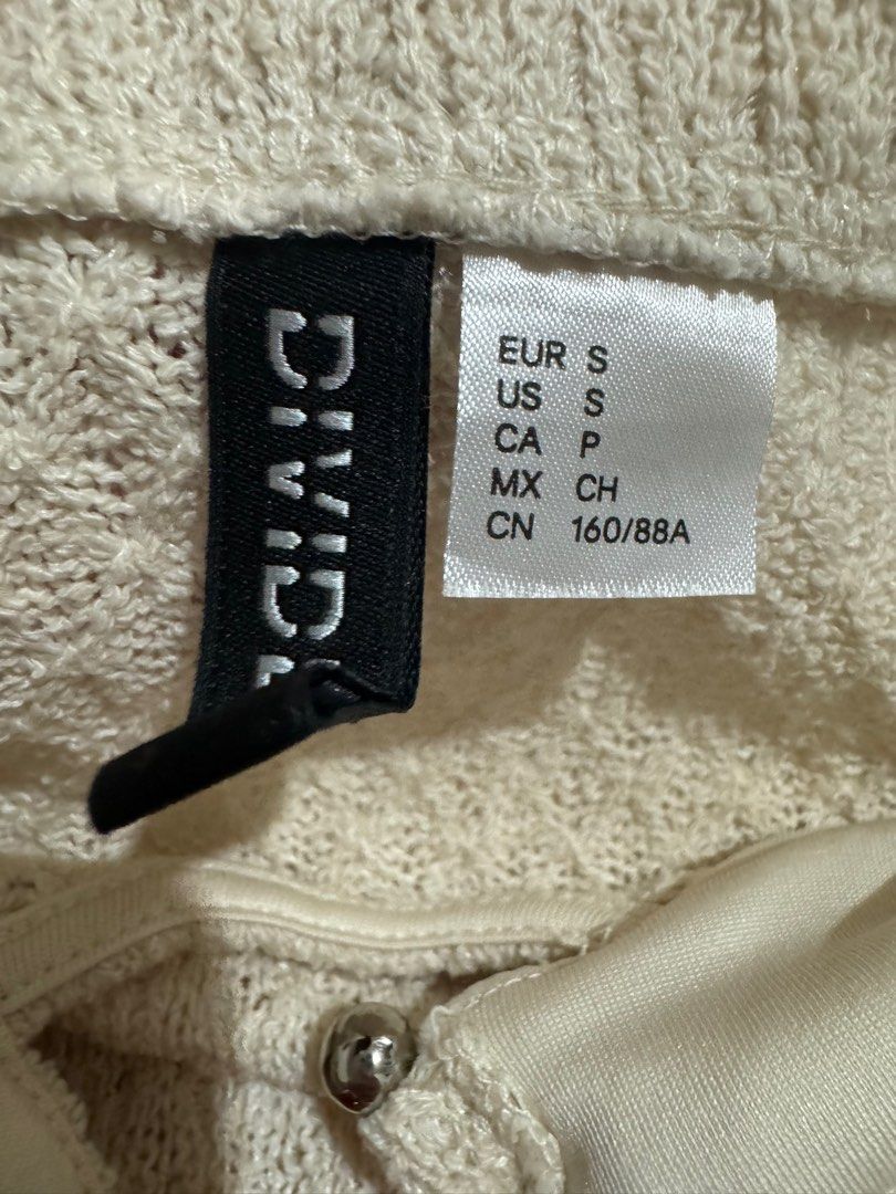 Beige tube top (Category: Others Tops) located in Bacoor. Submitted by _declutterwithjess (Listing ID 1370976715, Image 2). Description: Best fit XS-S Used once No issue, really nice when worn Rfs: decluttering ❗️ Mop: Gcash, bpi, bdo & chinabank ❗️ NO RETURN NO EXCHANGE NO REFUND SF(LBC)/Grab/lalamove- will be shouldered by the buyer ❗️ Payment needs to be confirmed first before shipping.