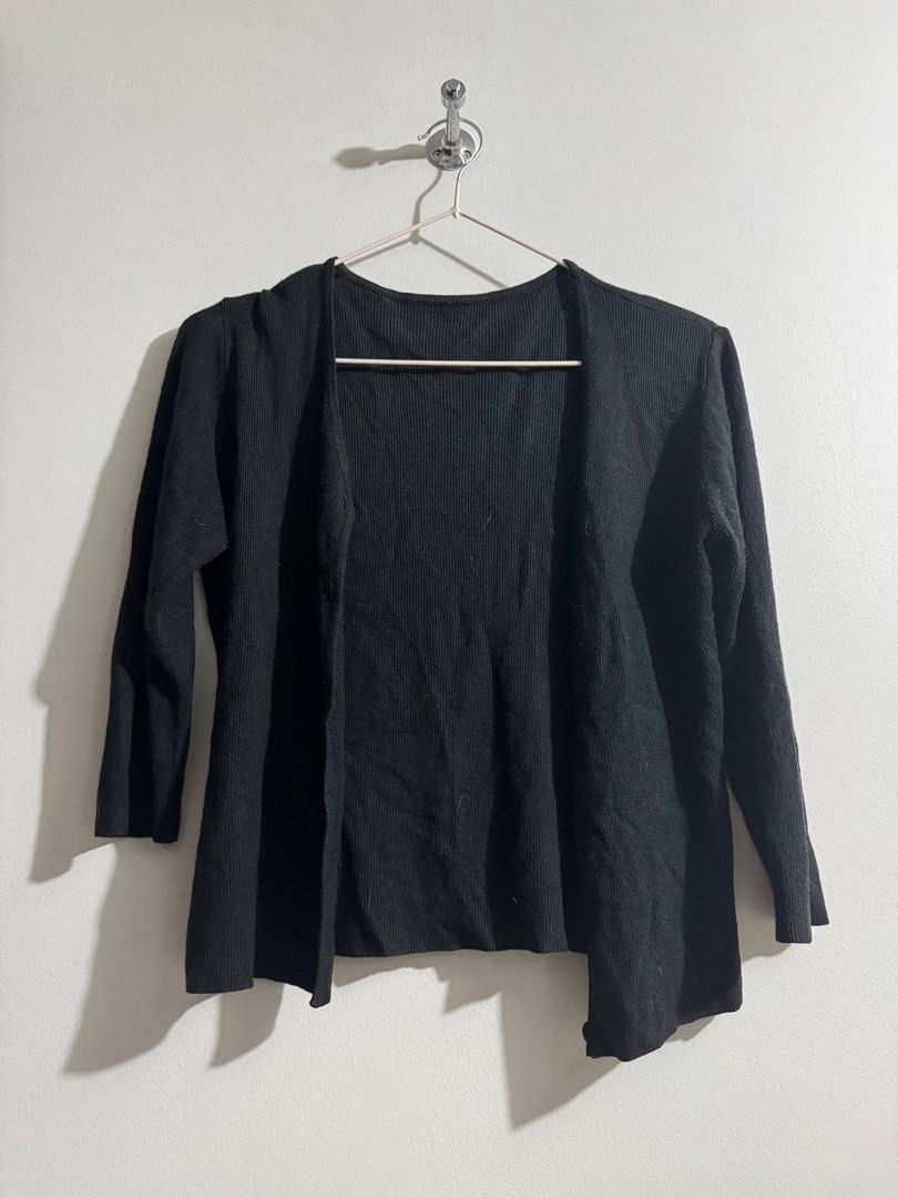 Black Cardigan (Category: Coats, Jackets and Outerwear) located in Makati City. Submitted by danandy12 (Listing ID 1370888771, Image 1). Description: Very soft and flattering black cardigan 🖤 just needs a lint roller hehe It has a missing button (see last photo), but it’s only noticeable when you use all the buttons. Can be easily fixed too. Size: XS-S RFS: Decluttering.